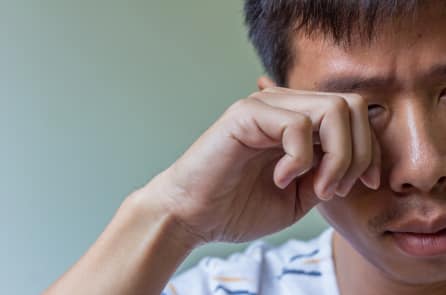 Người đàn ông mắc hội chứng “nước mắt cá sấu”, khóc mỗi khi ăn
