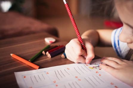 Cậu bé tự kỷ có thể viết 10 thứ tiếng