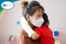 Bé gái 29 tháng tuổi bị ngừng tim, hoại tử lòng bàn tay vì rút sạc điện thoại