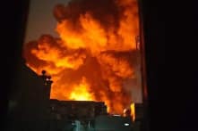 Cháy ngùn ngụt ở kho hàng sát KTX ĐH Sư phạm TP.HCM, dân chạy loạn trong đêm