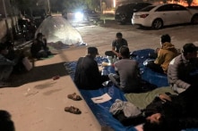 “Sốt” đất ở Cam Lâm: Dân nằm chờ qua đêm trước cổng đợi làm thủ tục