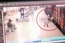 Chuyện lạ: Cảnh sát đường sắt Ấn Độ tự quay vòng ngã vào đường ray [Video]