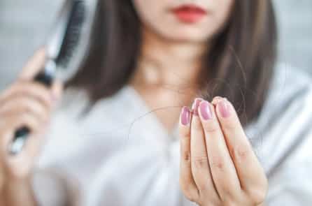 Rụng tóc: Nguyên nhân và 7 dưỡng chất cần thiết để cải thiện