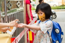 Trẻ từ 5-11 tuổi – nhóm nào cần trì hoãn, chống chỉ định tiêm vắc-xin COVID-19?