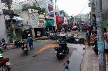 TP.HCM: Trụ điện ‘tự gãy đổ’, hàng trăm gia đình mất điện