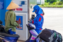 NÓNG: Giá xăng dầu tiếp tục lập đỉnh, RON95 lên 29.980 đồng một lít