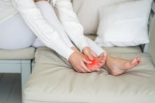 8 dấu hiệu ở bàn chân cảnh báo sức khỏe của bạn