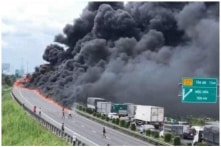 Xe tải bốc cháy ngùn ngụt, cao tốc TP.HCM – Trung Lương kẹt xe kéo dài