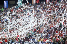 Ném giấy vệ sinh cổ vũ U23 Việt Nam, công nhân phải mất gần 4 tiếng dọn dẹp