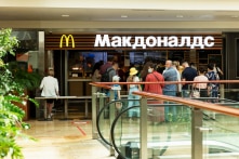 Người Nga xếp hàng mua chiếc hamburger cuối cùng trước khi McDonald’s đóng cửa vĩnh viễn
