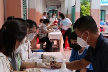 Ngày 1/5 thêm 3.717 ca mắc COVID-19 mới, giảm 1.392 ca so với ngày trước