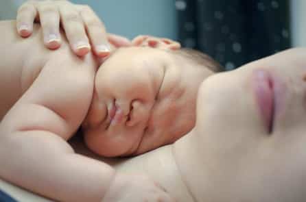 Bà mẹ 5 con tự sinh con thứ 6 bên ngoài xe và chở các con về nhà