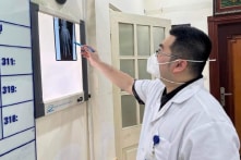 Hà Nội: Một thanh niên dập nát bàn tay do điện thoại phát nổ khi đang sạc