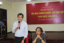 Hà Nội ‘im lặng’ chuyện hỗ trợ vé máy bay, Hội Nhà văn nói ‘thất vọng’, công khai tin