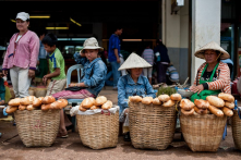Thâm hụt tài khoản ngoại hối, đồng Kíp mất giá và nguy cơ vỡ nợ của Lào