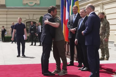 Bức ảnh ông Macron ôm ông Zelensky dấy lên nhiều bàn luận