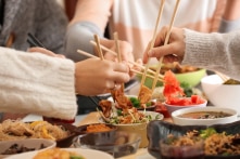 Người có 4 biểu hiện này trên bàn ăn, đừng nên kết thâm giao