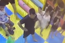 Bé gái 4 tuổi bị người đàn ông lạ mặt tát liên tiếp vào mặt