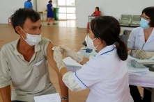 UBND TP.HCM: Người không tiêm vắc-xin COVID-19 phải ký cam kết, chịu trách nhiệm