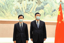 Nghị sĩ Hồng Kông dương tính với COVID-19 từng chụp ảnh cùng Tập Cận Bình trước đó