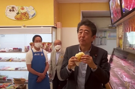 Cư dân mạng chia buồn trên kênh YouTube của cố Thủ tướng Shinzo Abe