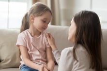 Bà mẹ phương Tây dùng trí huệ cổ xưa để xoa dịu đứa trẻ đang khóc thét