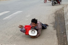 Bến Tre: Xử lý một thanh niên giả tàn tật để bán vé số, xin tiền