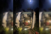 Phú Thọ: Lật xe chở khách du lịch trong đêm, 3 người chết, 21 người bị thương