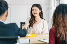 Người phỏng vấn: Có thể làm thêm giờ không lương không? Cô chỉ trả lời 2 câu và được nhận ngay