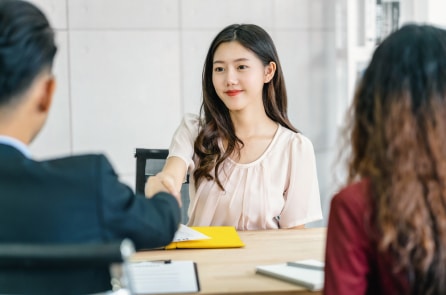 Người phỏng vấn: Có thể làm thêm giờ không lương không? Cô chỉ trả lời 2 câu và được nhận ngay
