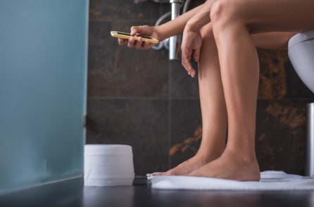 Mọi người thường dùng điện thoại làm gì trong nhà vệ sinh?