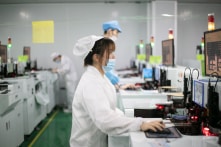 Trung Quốc: Sản xuất giảm mạnh khi lây nhiễm COVID-19 tăng nhanh