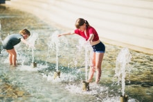 Nắng nóng tấn công Hoa Kỳ, cháy rừng ở châu Âu, đường băng ở Anh nóng chảy