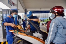 Giá xăng dầu giảm mạnh nhất từ đầu năm, RON95 về dưới 30.000 đồng/lít