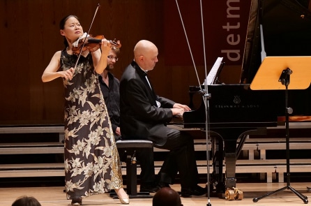 Câu chuyện về Midori: Nghệ sĩ vĩ cầm xuất sắc với trái tim nhân ái