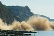 Bị nắng nóng thiêu đốt, vách đá ở Anh sập xuống bờ biển