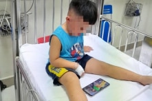Bé trai hơn 3 tuổi nghi bị đánh, thít cổ, nhốt vào tủ cấp đông