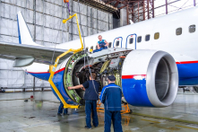 Reuters: Hàng không Nga phải tháo máy bay lấy phụ tùng do bị cấm vận