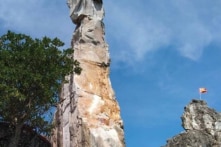 Di tích hòn Vọng Phu (Thanh Hóa) bị sét đánh sạt lở