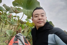 Người điều tra vụ “bà mẹ 8 con bị xích cổ” ở TQ phải bỏ trốn đến Mỹ