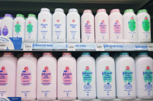 Johnson&Johnson sẽ ngừng bán bột phấn rôm trẻ em chứa talc gây tranh cãi