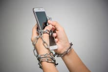 Bạn có đang quá phụ thuộc vào điện thoại? Chuyên gia gợi ý 7 cách cải thiện