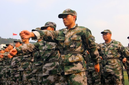 ĐCSTQ đeo vòng tay cảm biến thông minh để giám sát tâm lý của binh lính