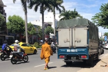 Thanh niên giả sư ‘khất thực’, lưu sổ hàng chục triệu đồng