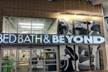Bed Bath & Beyond đóng cửa 150 cửa hàng, giám đốc tài chính rơi khỏi tòa nhà tử vong