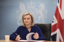 Bà Liz Truss đối mặt với sự thù địch công khai từ Nga từ ngày đầu tiên là Thủ tướng Anh