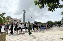 Việt Nam tiếp nhận 92 công dân trở về từ Campuchia