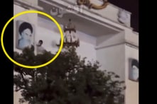 Người dân Iran xé chân dung “lãnh tụ tối cao” khiến cư dân mạng TQ thổn thức