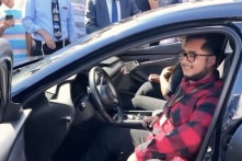 Học trò góp tiền mua ô tô để thầy giáo đi làm đỡ vất vả