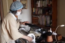 Người phụ nữ Nhật nấu ăn dưới nắng mặt trời, 10 năm không phải trả tiền điện